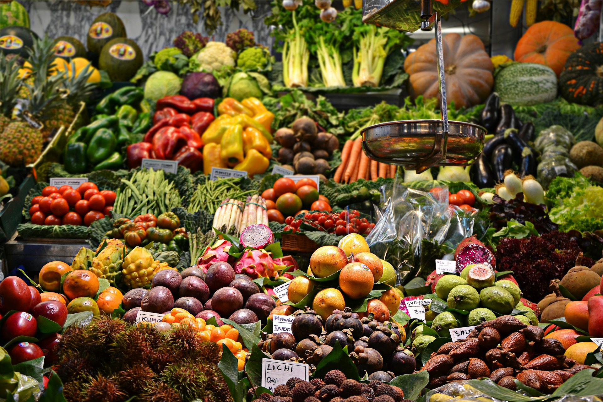 Despensa organizada con tarros de cristal y alimentos