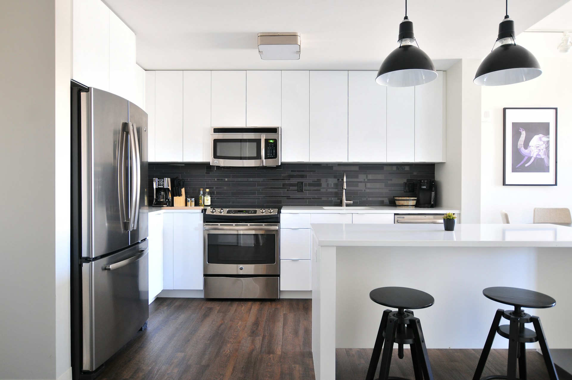 Cocina moderna luminosa con encimeras despejadas y organización visible