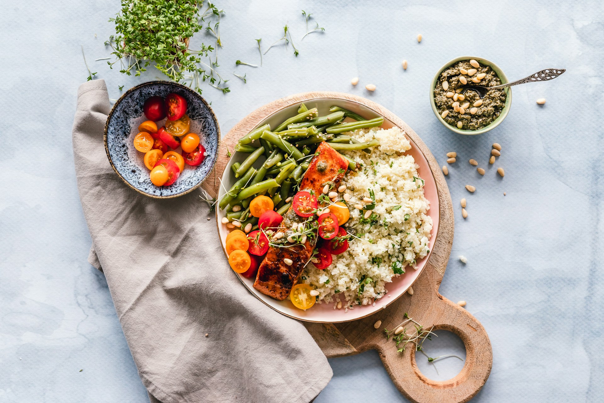 Desayuno saludable con frutas, granola y café sobre una mesa de madera