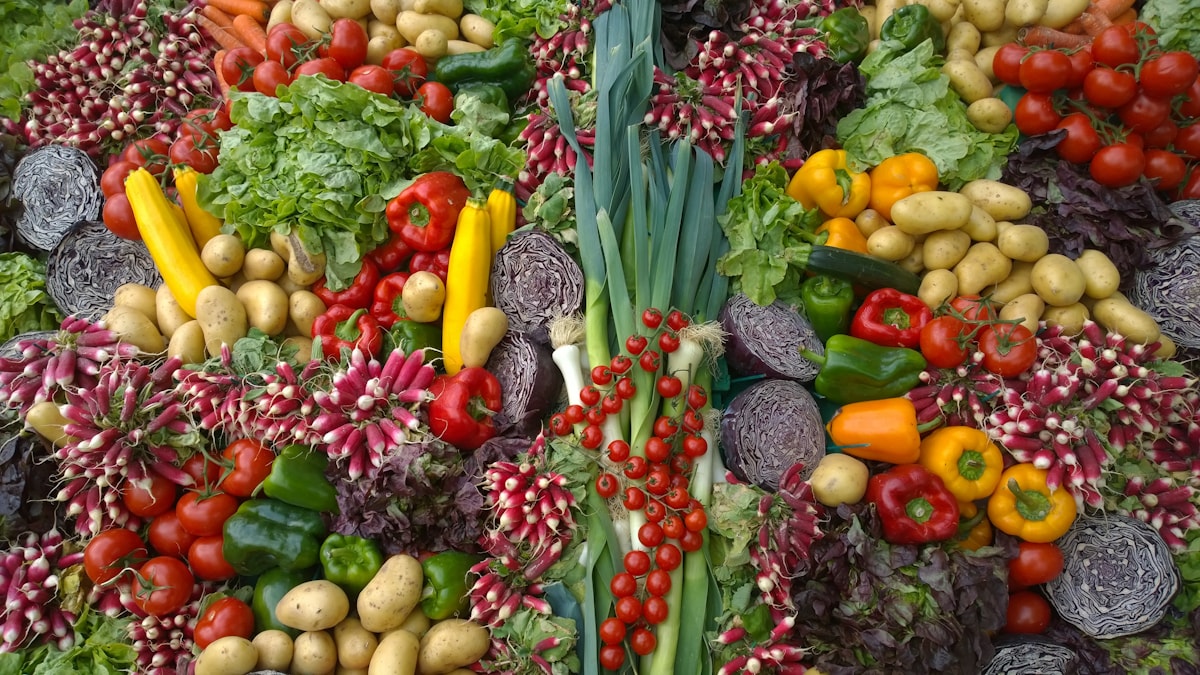 Variedad de verduras y frutas frescas bien organizadas