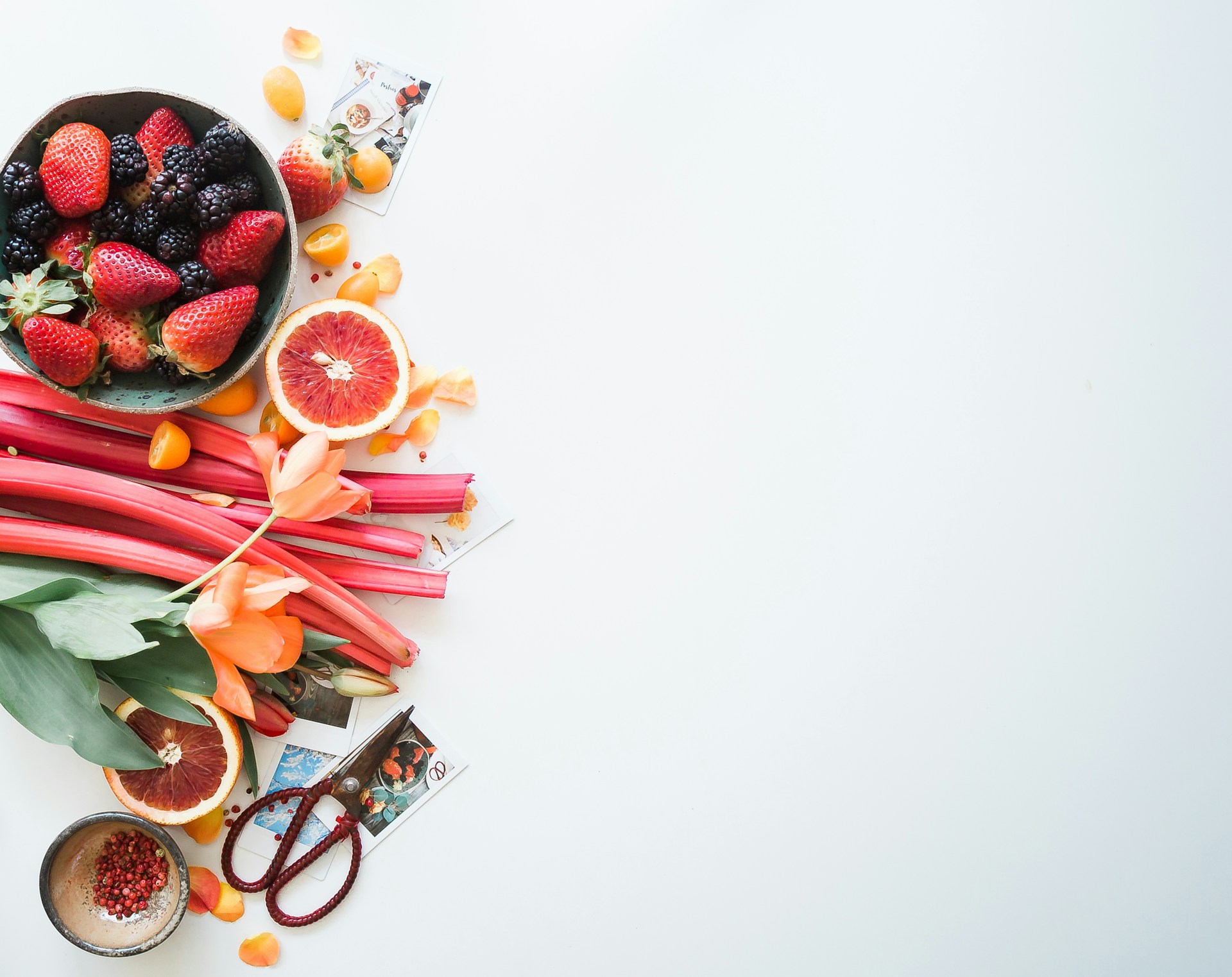 Verduras y alimentos frescos y coloridos sobre una superficie clara
